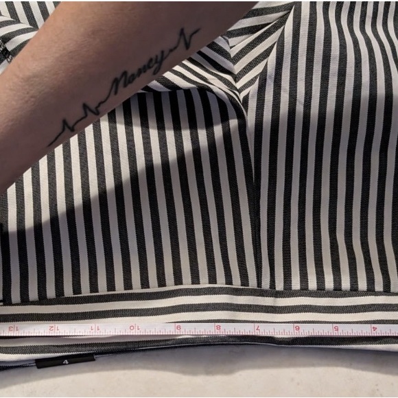 NWT Express black and white stripes short size 4 - Picture 5 of 8